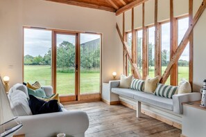TV, fireplace - 3 Bed in Frostenden (oc-g29705) (Frostenden)