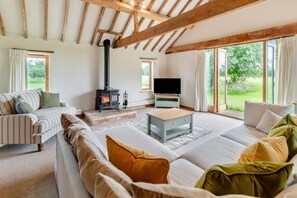 TV, fireplace - 3 Bed in Frostenden (oc-g29705) (Frostenden)