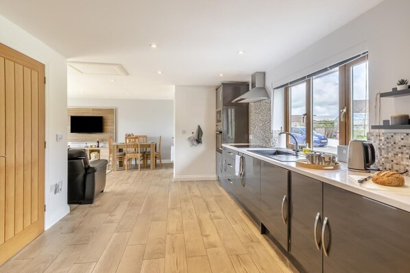 Micro-ondes, four, batterie de cuisine, vaisselle et ustensiles