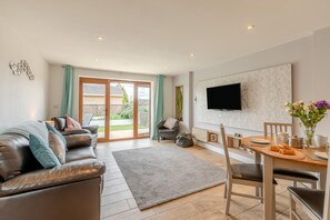 TV - 1 Bed in Tytherleigh (oc-h29733) (Tytherleigh)