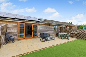 Outdoor dining - 1 Bed in Tytherleigh (oc-h29733) (Tytherleigh)
