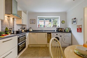 Microwave, oven, dishwasher, cookware/dishes/utensils - 3 Bed in Castle Acre (oc-f29723) (Castle Acre)