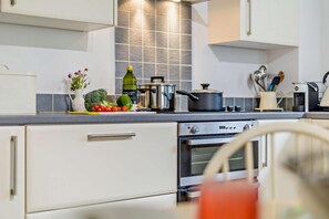 Microwave, oven, dishwasher, cookware/dishes/utensils - 3 Bed in Castle Acre (oc-f29723) (Castle Acre)