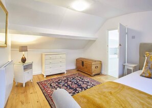 A bedroom with a bed, a dresser, a chest of drawers, a lamp, and a rug. - 3 Bed in Staithes (oc-g29738) (Staithes)