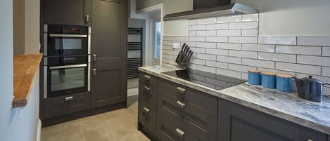 Lavavajillas, trona infantil y utensilios de cocina