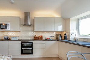 Microwave, oven, dishwasher, cookware/dishes/utensils - 2 Bed in Scarborough (oc-t29696) (Scarborough)