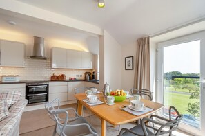 Microwave, oven, dishwasher, cookware/dishes/utensils - 2 Bed in Scarborough (oc-t29696) (Scarborough)