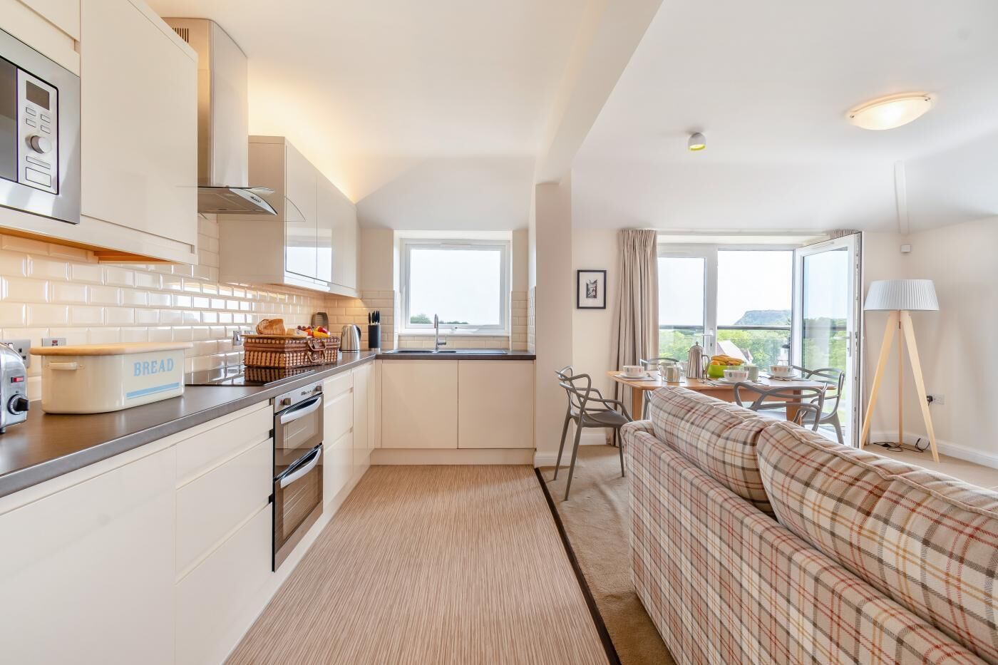 Microwave, oven, dishwasher, cookware/dishes/utensils