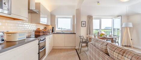 Microondas, horno, lavavajillas y utensilios de cocina