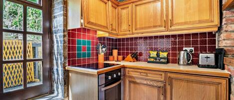 Microondas y utensilios de cocina