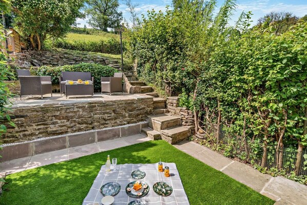 Outdoor dining - 1 Bed in Luddendenfoot (oc-b29721) (Halifax)