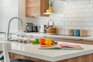 Microwave, oven, dishwasher, cookware/dishes/utensils