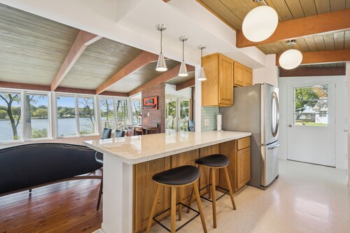 Stunning Mid-Century Lakeside Retreat on Cedar Lake in Nashua