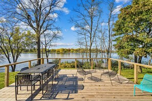 Outdoor dining - Stunning Mid-Century Lakeside Retreat on Cedar Lake in Nashua (Nashua)