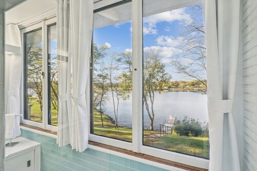 Stunning Mid-Century Lakeside Retreat on Cedar Lake in Nashua