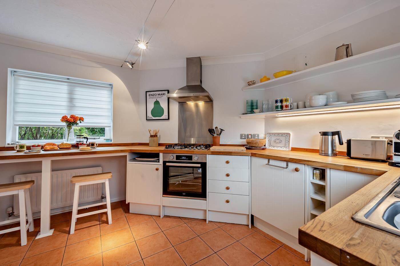 Micro-ondes, four, lave-vaisselle, chaise haute