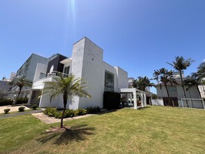 Exterior - Luxury house - Swimming pool and soccer field (Florianópolis)