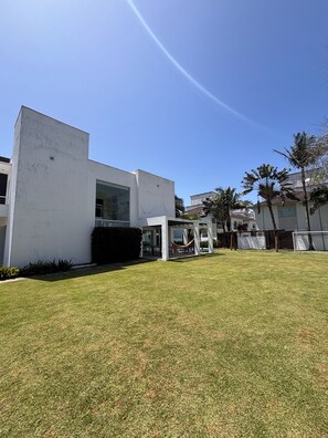 Property grounds - Luxury house - Swimming pool and soccer field (Florianópolis)