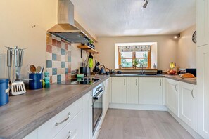 Ofen, Hochstuhl, Kochgeschirr/Geschirr/Besteck