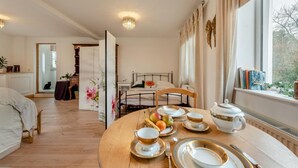 Um quarto aconchegante com cama, mesa de cabeceira e janela com cortinas.
