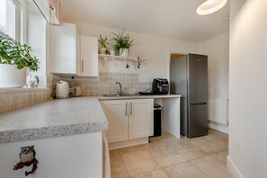 Microwave, oven, cookware/dishes/utensils - 1 Bed in Ludchurch (oc-m29752) (Ludchurch)