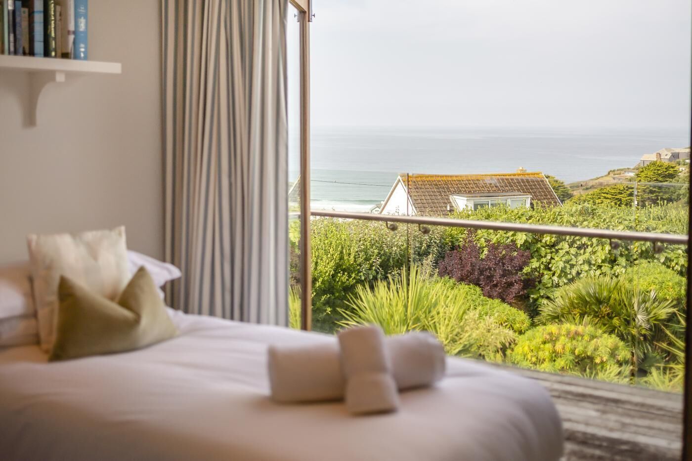 WiFi (無料)、ベッドシーツ