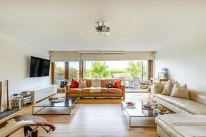 TV, fireplace - 4 Bed in Mawgan Porth (oc-h29763) (Mawgan Porth)