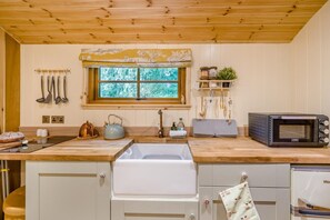 Microwave, oven, cookware/dishes/utensils - 1 Bed in Skirwith (oc-t29760) (Skirwith)