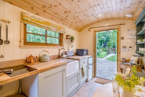 Microwave, oven, cookware/dishes/utensils - 1 Bed in Skirwith (oc-t29760) (Skirwith)