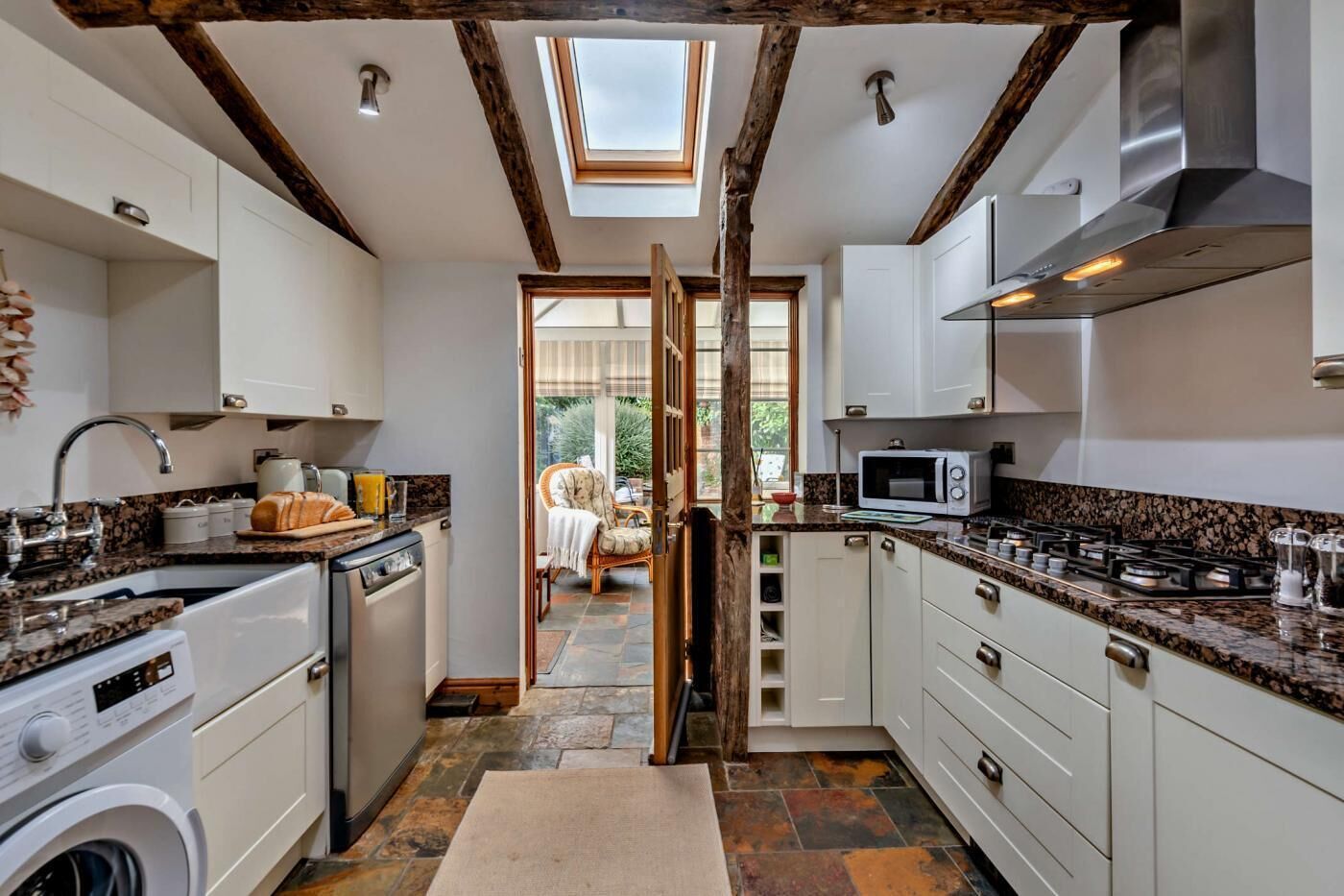 ميكروويف، فرن، غسالة أطباق، كرسي للأطفال