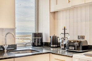 Microwave, oven, dishwasher, cookware/dishes/utensils - 1 Bed in Seahouses (oc-o29745) (Seahouses)