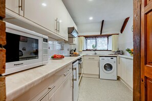 Oven, high chair, cookware/dishes/utensils - 2 Bed in Padstow (oc-w3658) (Treyarnon Bay)