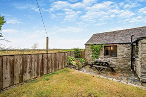 Outdoor dining - 2 Bed in Padstow (oc-w3658) (Treyarnon Bay)
