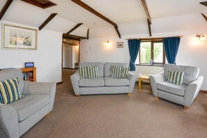TV - 2 Bed in Padstow (oc-w3658) (Treyarnon Bay)