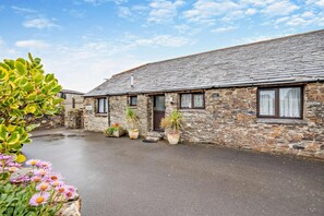 Exterior - 2 Bed in Padstow (oc-w3658) (Treyarnon Bay)