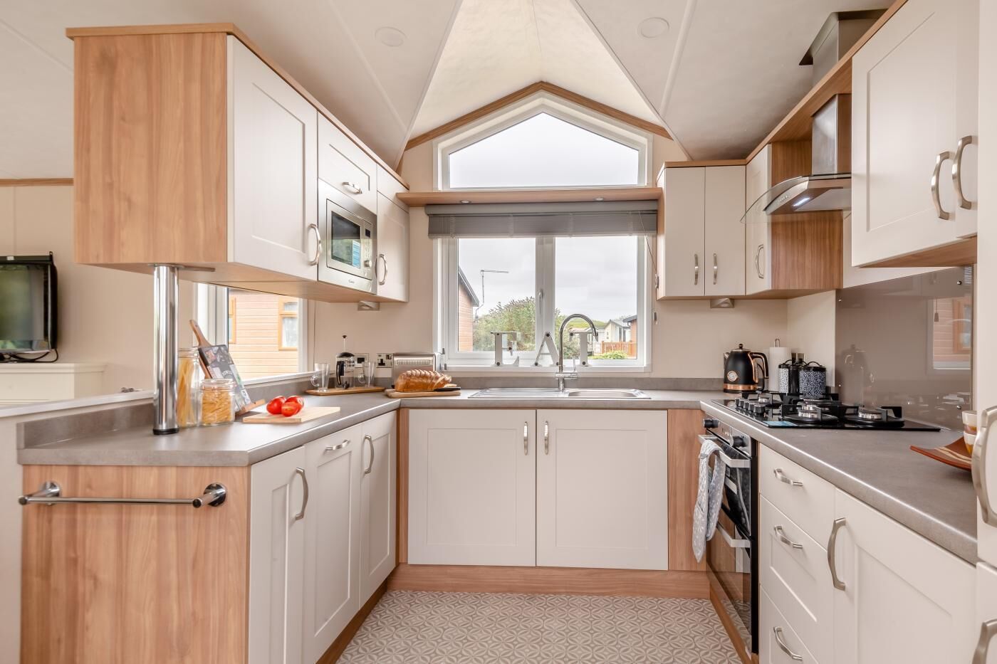 Four à micro-ondes, un four, vaisselle et ustensiles