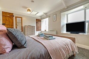 2 bedrooms, WiFi (free), bed sheets