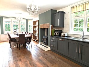 Microwave, oven, dishwasher, high chair - 5 Bed in Belper (oc-b29775) (Belper)