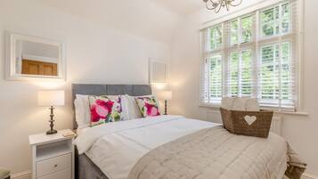 5 bedrooms, travel cot, free WiFi, bed sheets