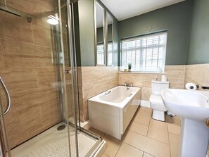 Towels - 5 Bed in Belper (oc-b29775) (Belper)