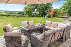Outdoor dining - 5 Bed in Bodmin (oc-l29658) (Blisland)