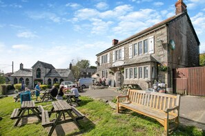 Outdoor dining - 5 Bed in Bodmin (oc-l29658) (Blisland)