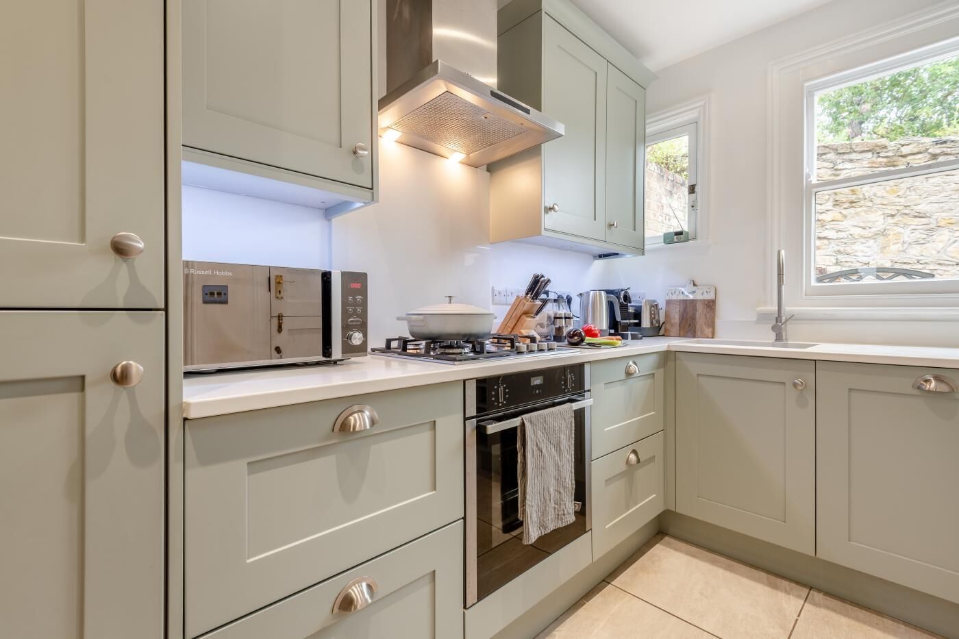 ميكروويف، فرن، غسالة أطباق، كرسي للأطفال