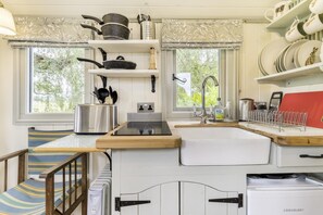 Microwave, cookware/dishes/utensils - 1 Bed in Leintwardine (oc-b29785) (Buckton)