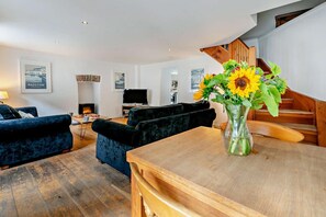 TV - 5 Bed in Padstow (oc-s29853) (Padstow)