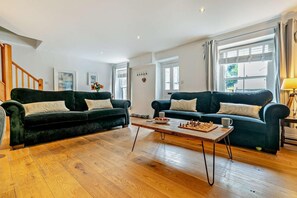 TV - 5 Bed in Padstow (oc-s29853) (Padstow)