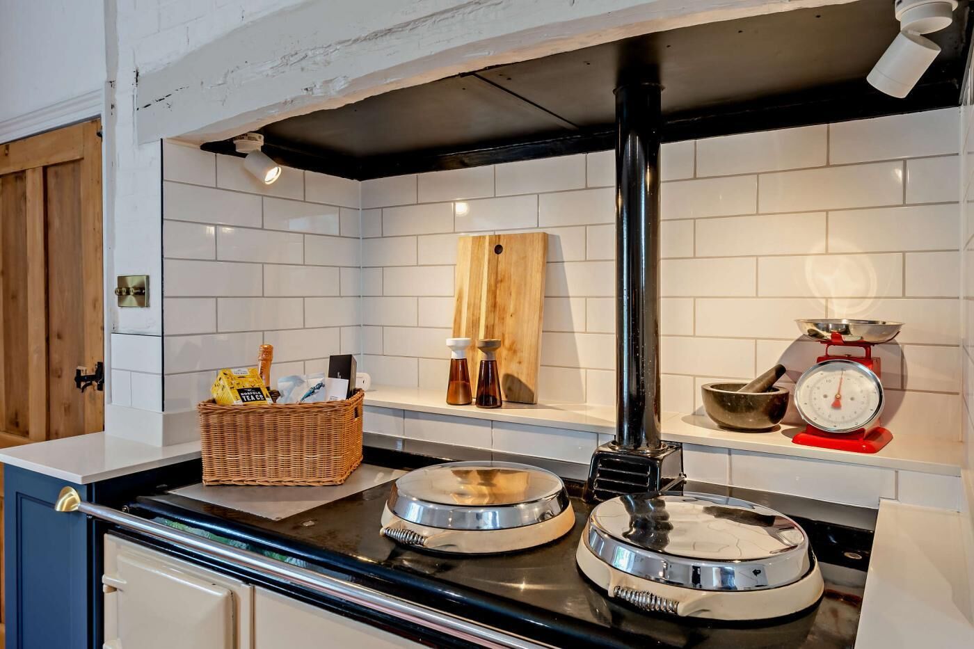 Mikrobølgeovn, ovn, opvaskemaskine, højstol