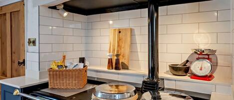 Mikrobølgeovn, ovn, opvaskemaskine, højstol