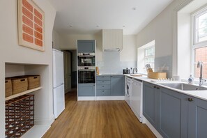Microwave, oven, dishwasher, cookware/dishes/utensils - 3 Bed in Northrepps (oc-k29801) (Cromer)