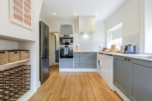 Microwave, oven, dishwasher, cookware/dishes/utensils - 3 Bed in Northrepps (oc-k29801) (Cromer)